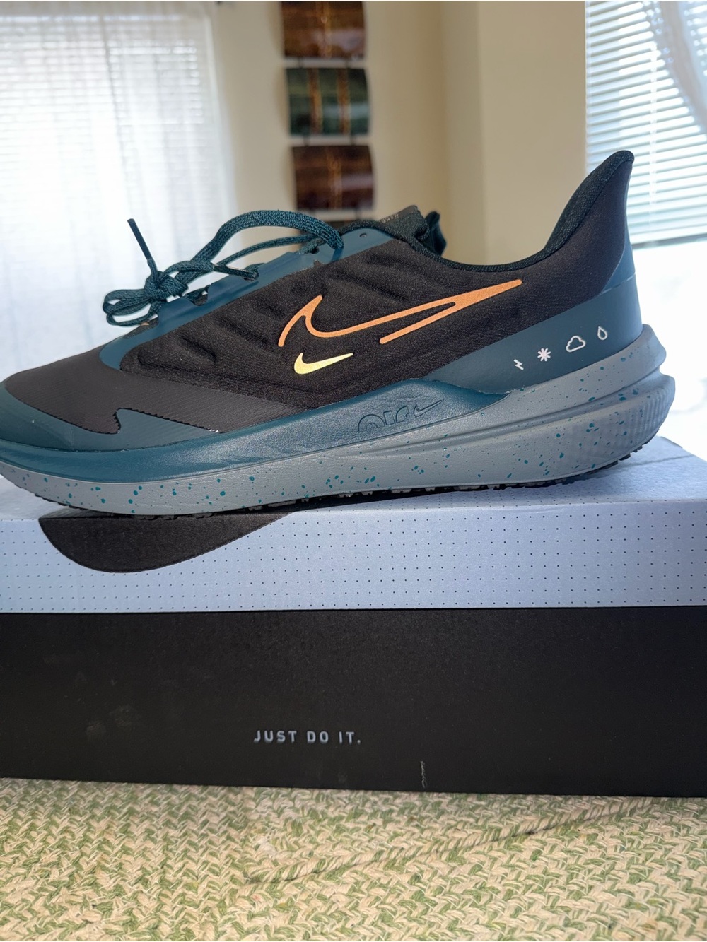 Nike Air Winflo Shield Men’s , Black safety Orange Sneakers size 13 new!!
